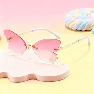 A Pair of Youngsters's Butterfly-decorated Glasses, Exuding a Lively, Soft, and Sweet Atmosphere. Suitable for Various Occasions Such as Daily Wear, School Events, Birthday Parties, Picnic Photos, and Family Outings. Pairs Well with Princess-style